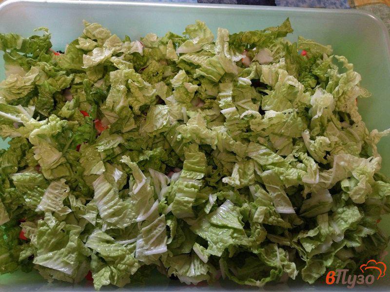 Фото приготовление рецепта: Салат из пекинской капусты с крабовыми палочками и шампиньонами шаг №5