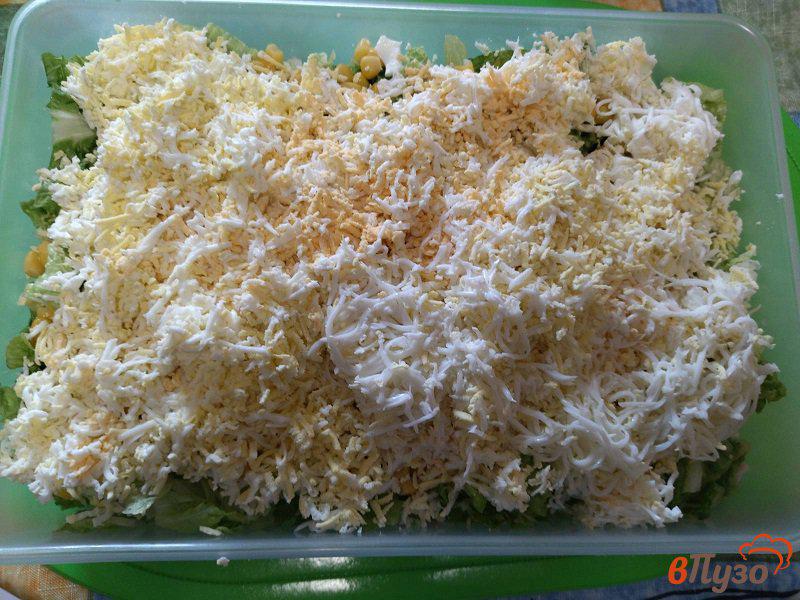 Фото приготовление рецепта: Салат из пекинской капусты с крабовыми палочками и шампиньонами шаг №7