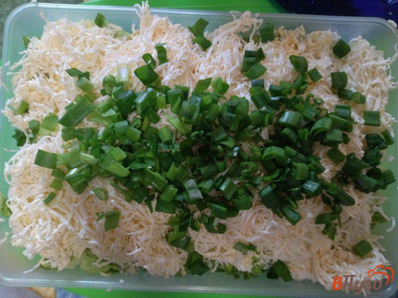 Фото приготовление рецепта: Салат из пекинской капусты с крабовыми палочками и шампиньонами шаг №9