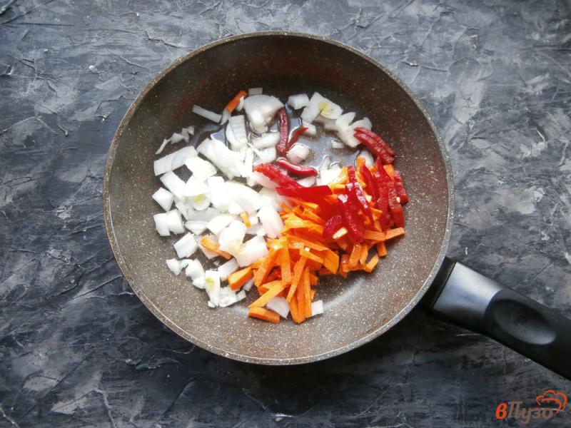Фото приготовление рецепта: Каша из красной чечевицы на сковороде шаг №1