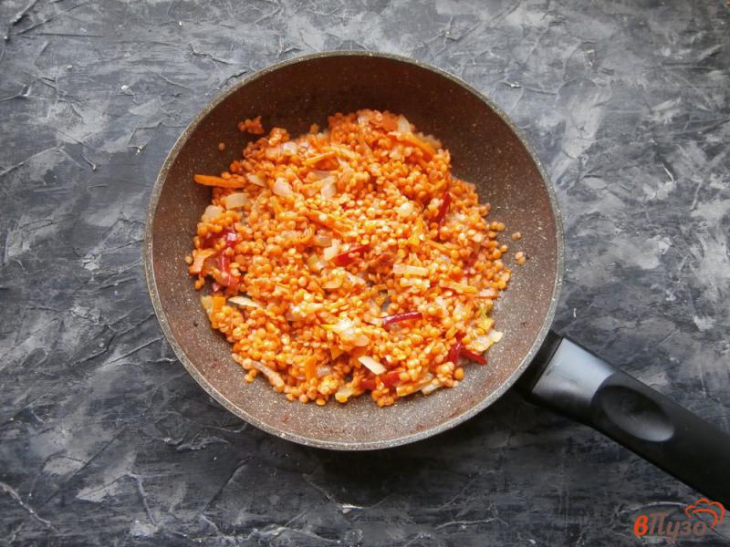 Фото приготовление рецепта: Каша из красной чечевицы на сковороде шаг №4