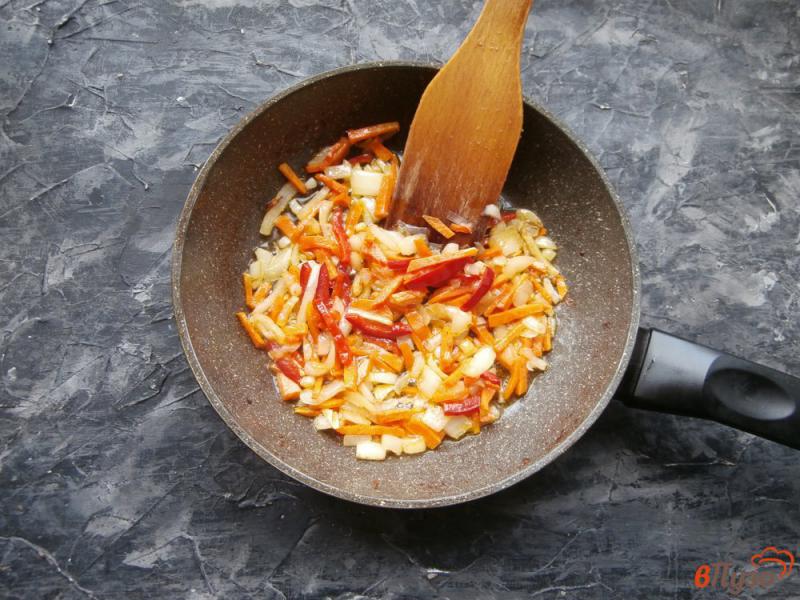 Фото приготовление рецепта: Каша из красной чечевицы на сковороде шаг №2