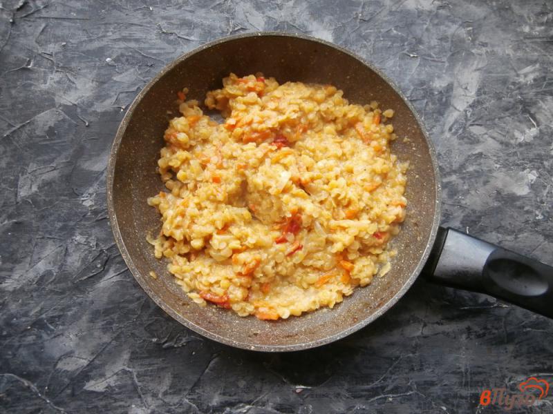 Фото приготовление рецепта: Каша из красной чечевицы на сковороде шаг №6