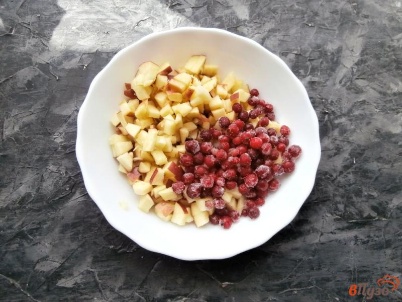 Фото приготовление рецепта: Дрожжевые булочки с яблоками и красной смородиной шаг №6