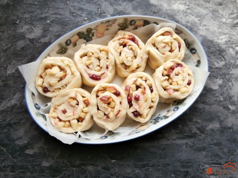 Фото приготовление рецепта: Дрожжевые булочки с яблоками и красной смородиной шаг №11