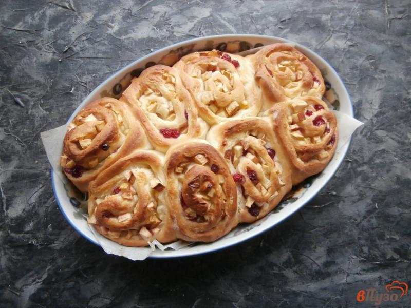 Фото приготовление рецепта: Дрожжевые булочки с яблоками и красной смородиной шаг №12