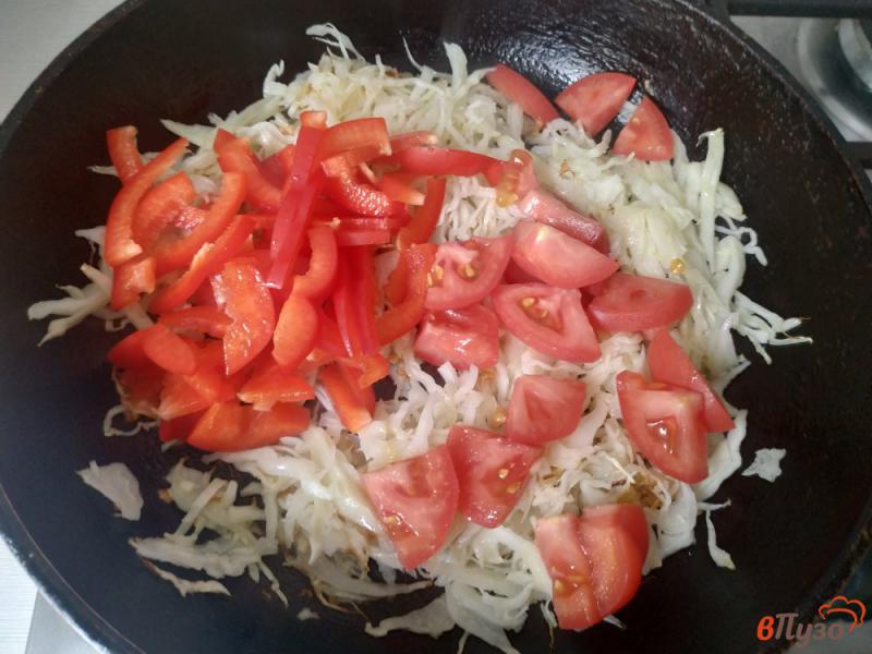 Фото приготовление рецепта: Тушёная капуста с помидорами и сладким перцем шаг №4