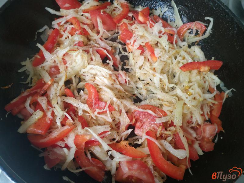 Фото приготовление рецепта: Тушёная капуста с помидорами и сладким перцем шаг №5