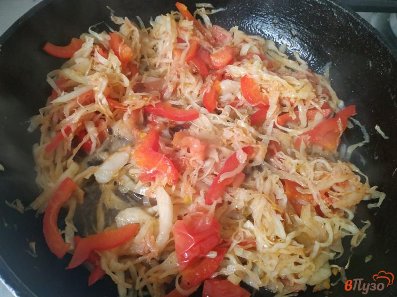 Фото приготовление рецепта: Тушёная капуста с помидорами и сладким перцем шаг №6