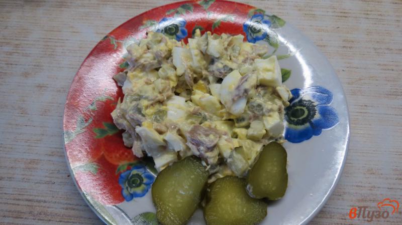 Фото приготовление рецепта: Салат с уткой и маринованными огурцами шаг №7