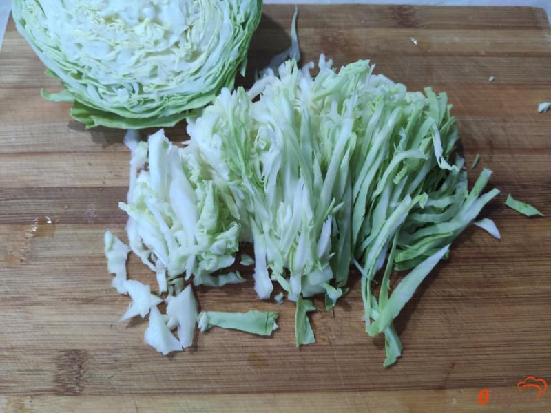Фото приготовление рецепта: Салат из молодой капусты с яйцами и кукурузой шаг №1