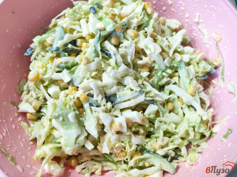 Фото приготовление рецепта: Салат из молодой капусты с яйцами и кукурузой шаг №5