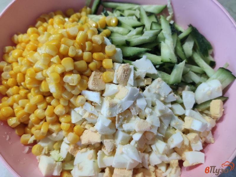 Фото приготовление рецепта: Салат из молодой капусты с яйцами и кукурузой шаг №4