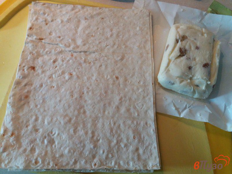 Фото приготовление рецепта: Конверты из лаваша с творогом и изюмом шаг №2