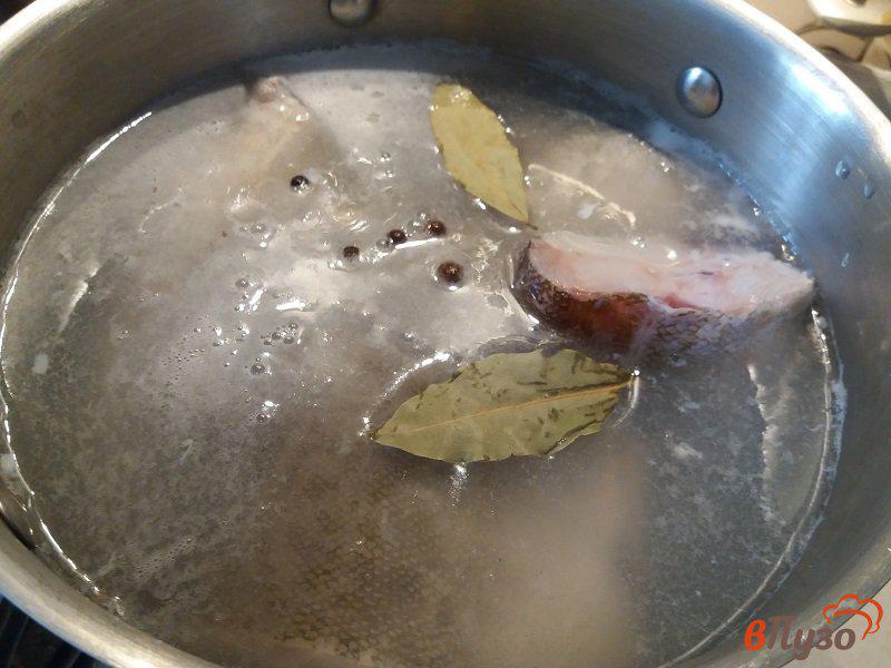 Фото приготовление рецепта: Салат из трески с укропом и майонезом шаг №2