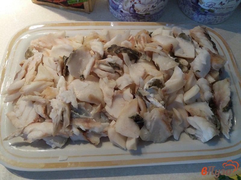 Фото приготовление рецепта: Салат из трески с укропом и майонезом шаг №4