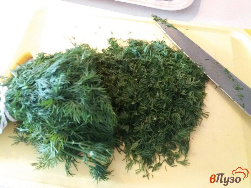 Фото приготовление рецепта: Салат из трески с укропом и майонезом шаг №6
