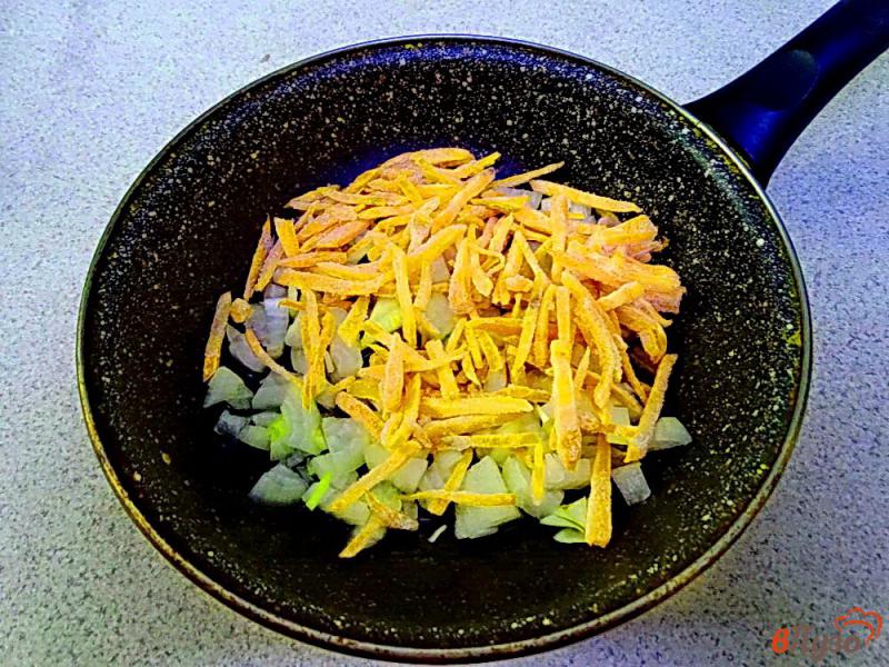 Фото приготовление рецепта: Суп с фасолью рисом и томатом шаг №2