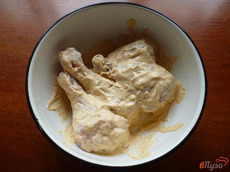 Фото приготовление рецепта: Куриные голени с картофелем в духовке шаг №3