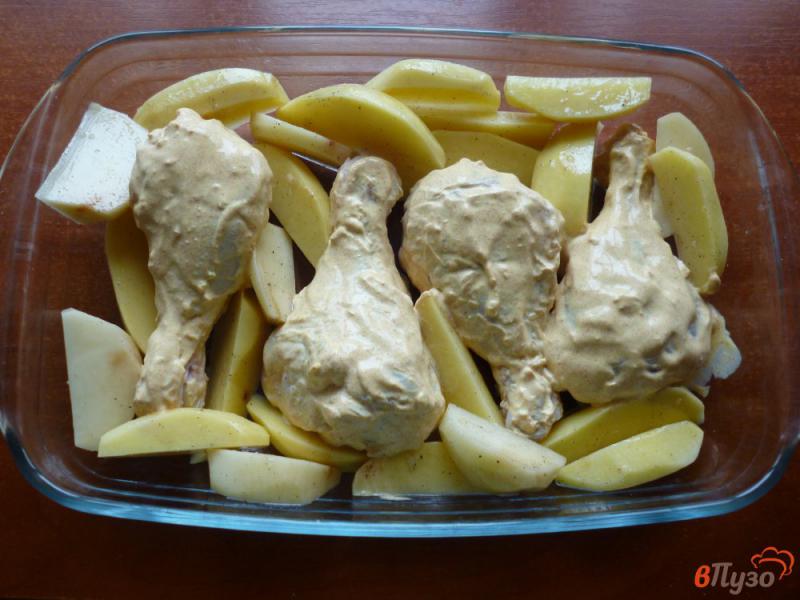 Фото приготовление рецепта: Куриные голени с картофелем в духовке шаг №6