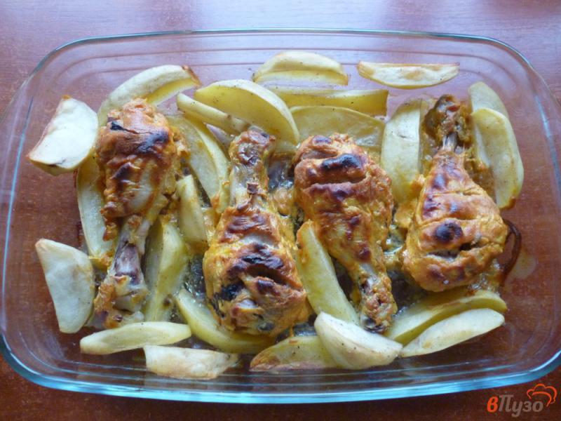 Фото приготовление рецепта: Куриные голени с картофелем в духовке шаг №7