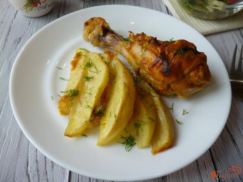 Фото приготовление рецепта: Куриные голени с картофелем в духовке шаг №8