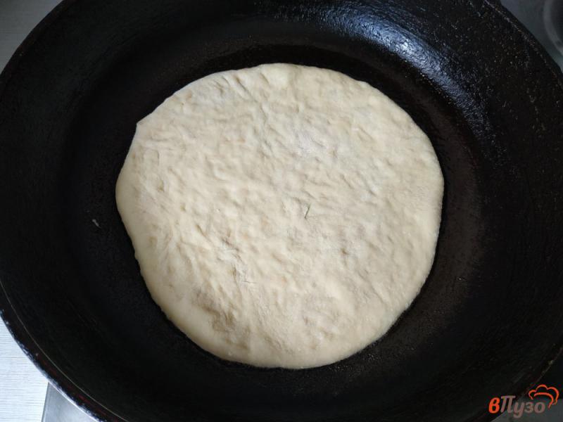 Фото приготовление рецепта: Лепешки с сыром на сковороде шаг №10