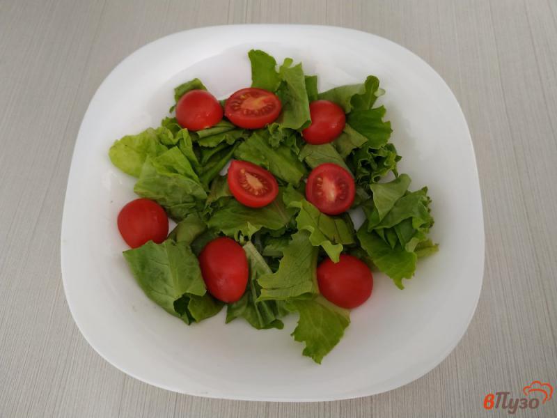 Фото приготовление рецепта: Салат с креветками помидорами и чесночными гренками шаг №12