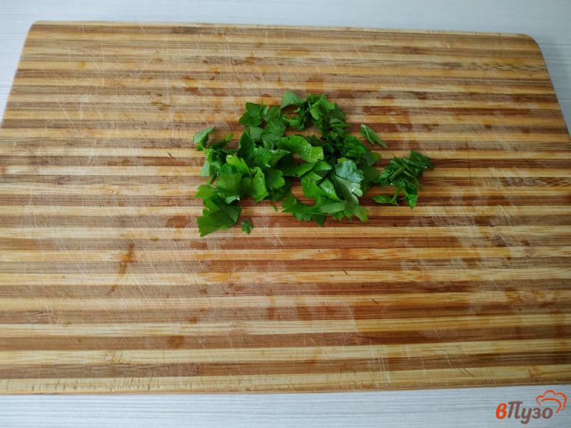 Фото приготовление рецепта: Салат с креветками помидорами и чесночными гренками шаг №11