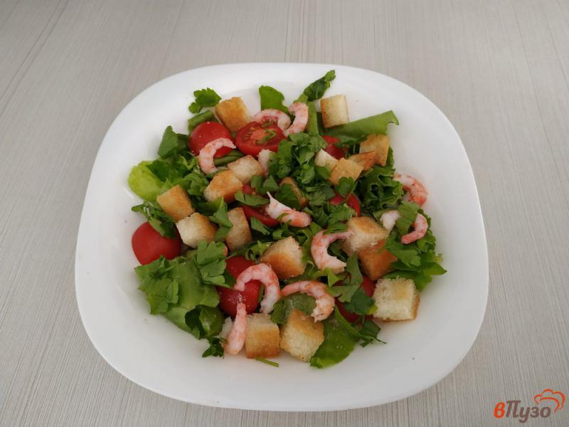 Фото приготовление рецепта: Салат с креветками помидорами и чесночными гренками шаг №14