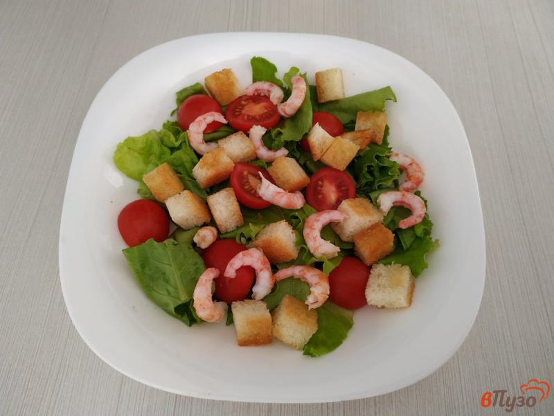 Фото приготовление рецепта: Салат с креветками помидорами и чесночными гренками шаг №13