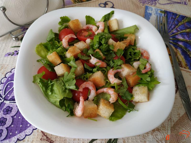 Фото приготовление рецепта: Салат с креветками помидорами и чесночными гренками шаг №16