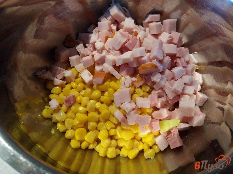 Фото приготовление рецепта: Салат из консервированной кукурузы  с овощами и ветчиной шаг №3