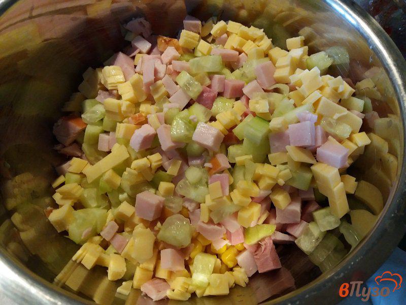 Фото приготовление рецепта: Салат из консервированной кукурузы  с овощами и ветчиной шаг №4