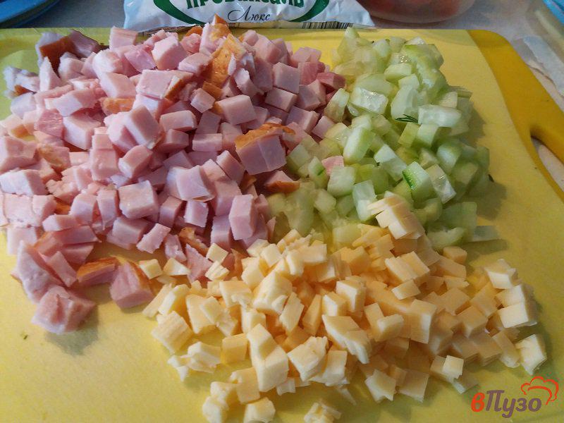 Фото приготовление рецепта: Салат из консервированной кукурузы  с овощами и ветчиной шаг №2