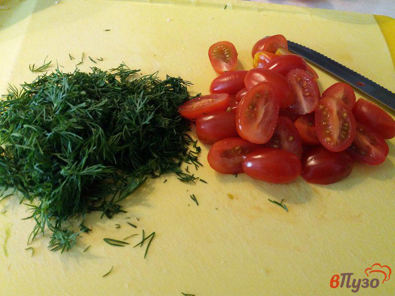 Фото приготовление рецепта: Салат из консервированной кукурузы  с овощами и ветчиной шаг №5