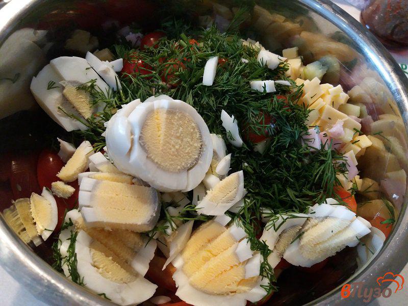 Фото приготовление рецепта: Салат из консервированной кукурузы  с овощами и ветчиной шаг №6