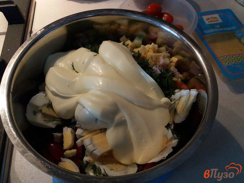 Фото приготовление рецепта: Салат из консервированной кукурузы  с овощами и ветчиной шаг №7