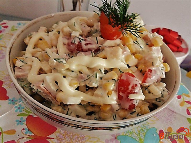 Фото приготовление рецепта: Салат из консервированной кукурузы  с овощами и ветчиной шаг №9
