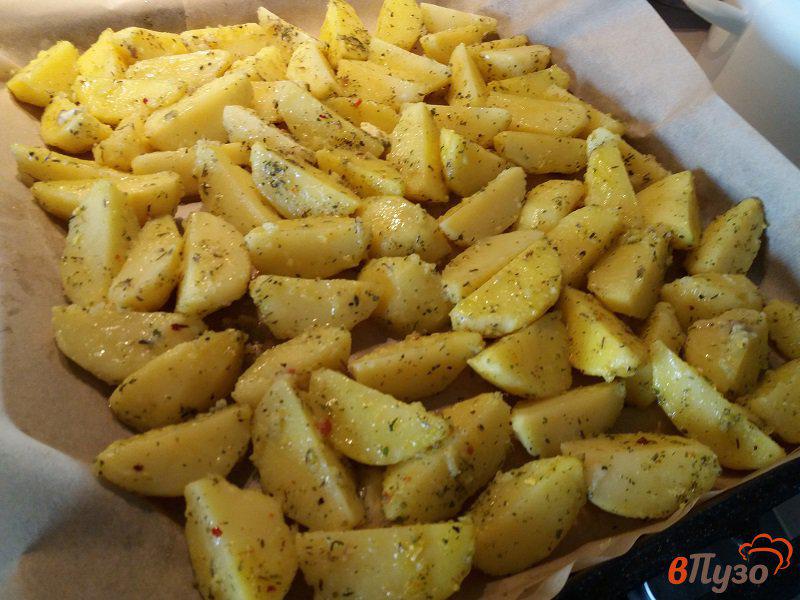 Фото приготовление рецепта: Запеченный картофель по-деревенски с укропом шаг №4