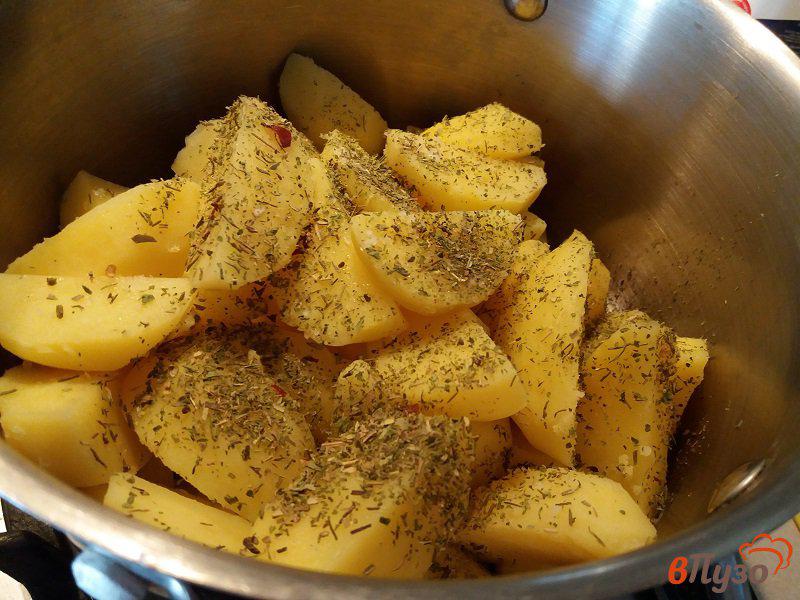 Фото приготовление рецепта: Запеченный картофель по-деревенски с укропом шаг №3
