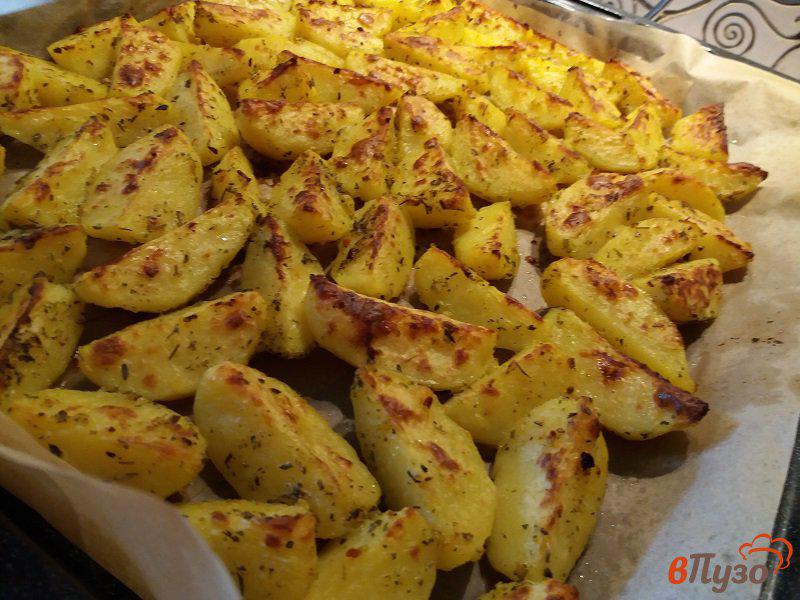 Фото приготовление рецепта: Запеченный картофель по-деревенски с укропом шаг №5