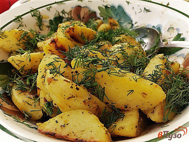 Фото приготовление рецепта: Запеченный картофель по-деревенски с укропом шаг №7