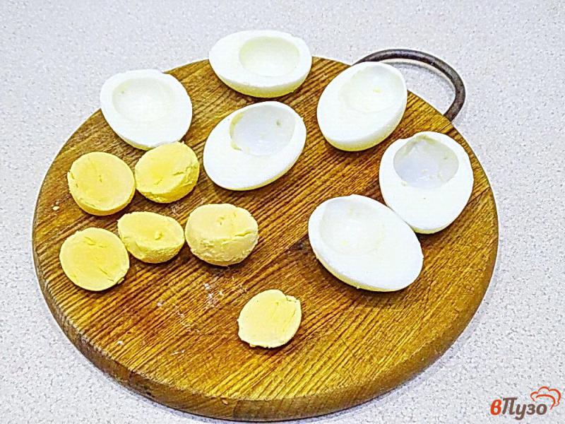 Фото приготовление рецепта: Закуска из яиц и сельди шаг №2