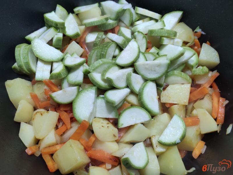 Фото приготовление рецепта: Овощное рагу с консервированным горошком шаг №4