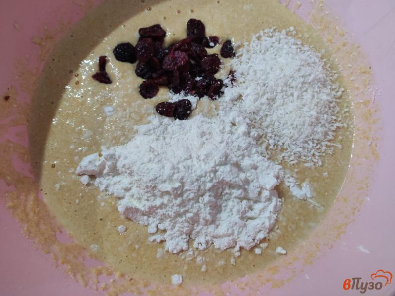 Фото приготовление рецепта: Запеканка из тыквы с творогом клюквой и кокосовой стружкой шаг №4