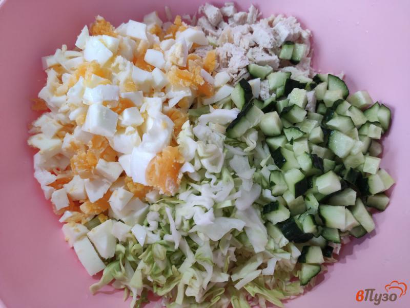Фото приготовление рецепта: Мясной салат с молодой капустой шаг №5
