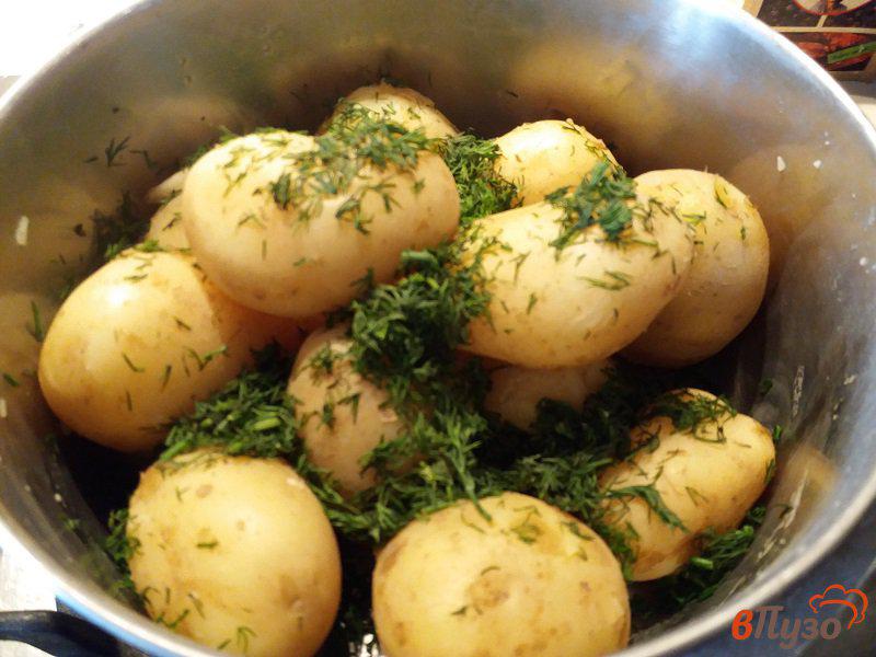 Фото приготовление рецепта: Молодой картофель с чесноком шаг №5