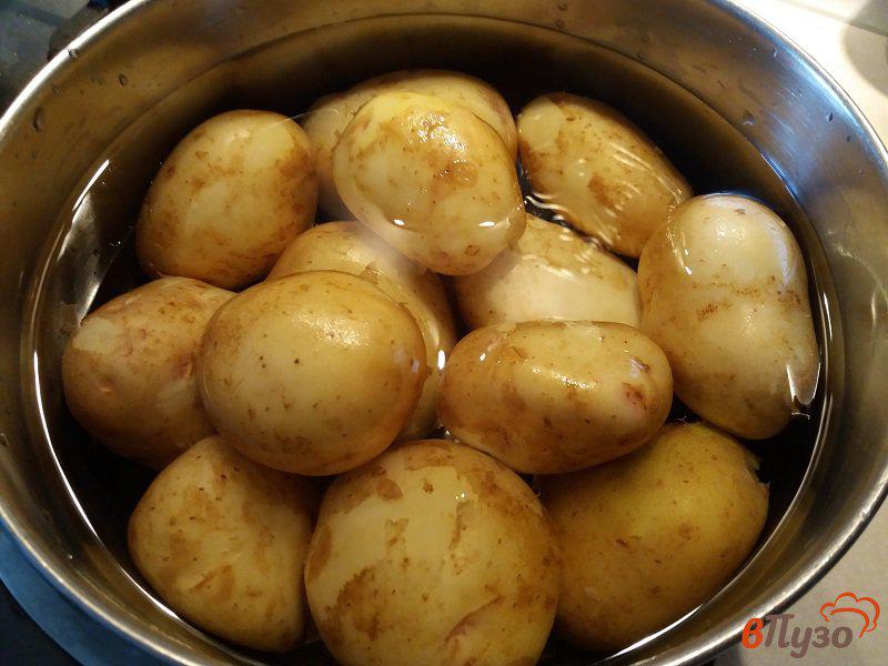Фото приготовление рецепта: Молодой картофель с чесноком шаг №3