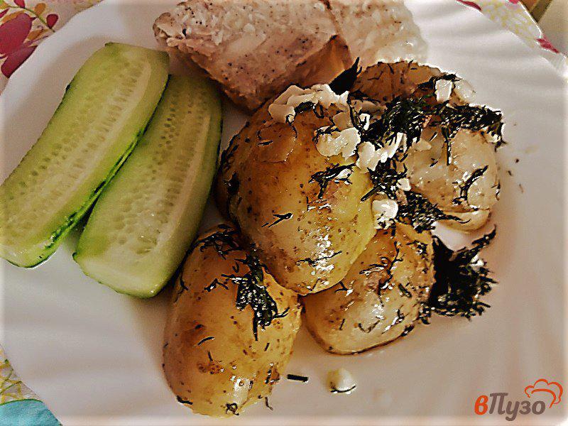 Фото приготовление рецепта: Молодой картофель с чесноком шаг №7